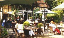 Biergarten im Sommer - Bedienung