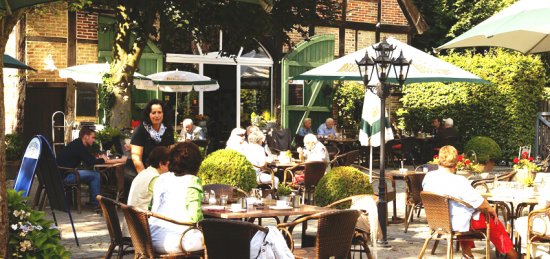 Biergarten im Sommer - Bedienung